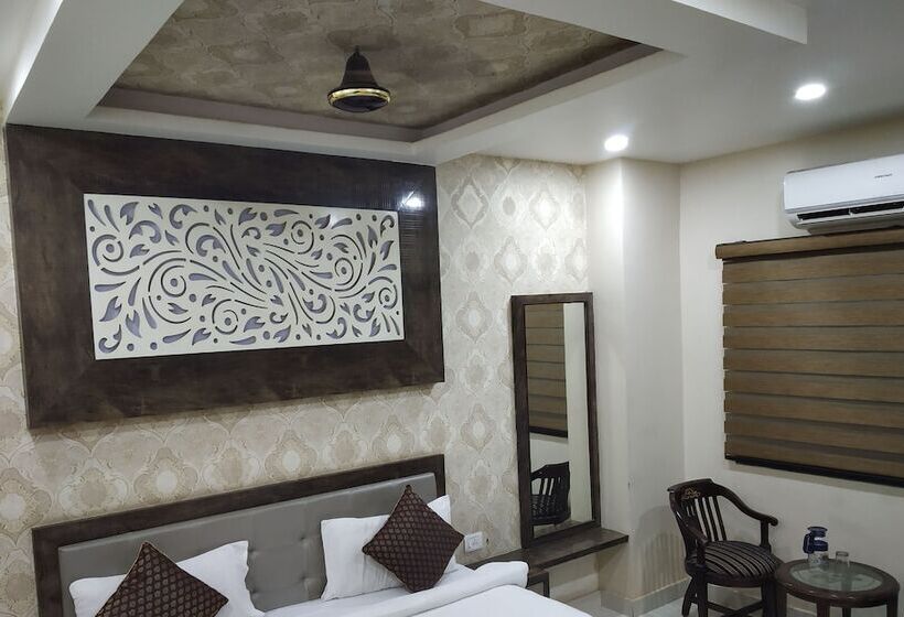 هتل Aadesh Palace