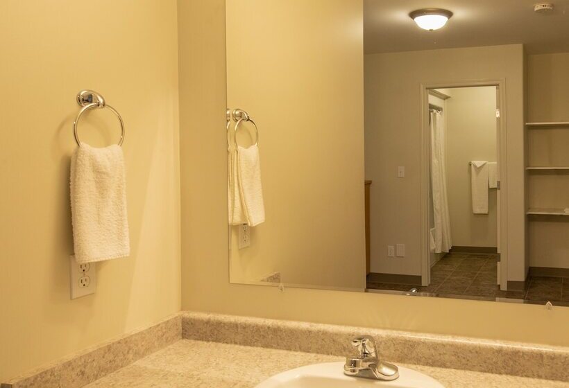 فندق صغير Dunvegan Inn And Suites
