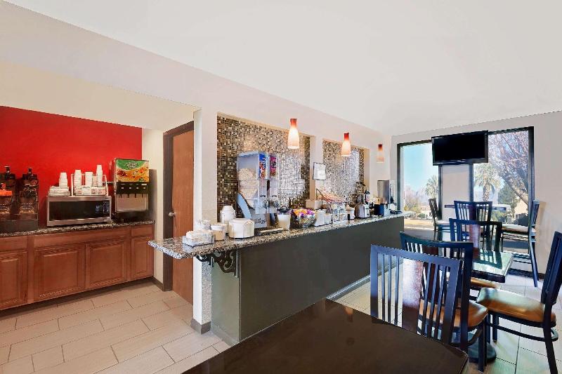 هتل Super 8 By Wyndham Fayetteville