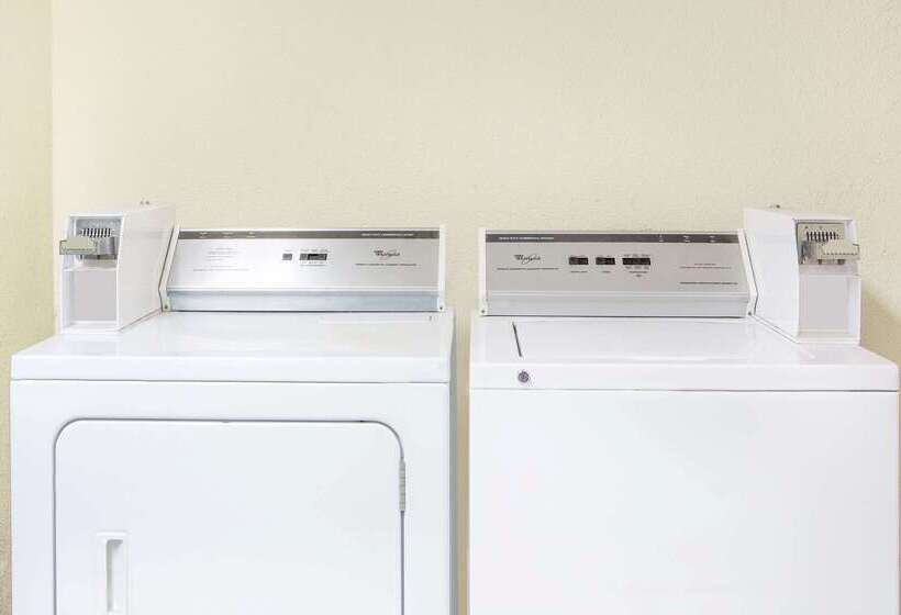 هتل Super 8 By Wyndham Mobile