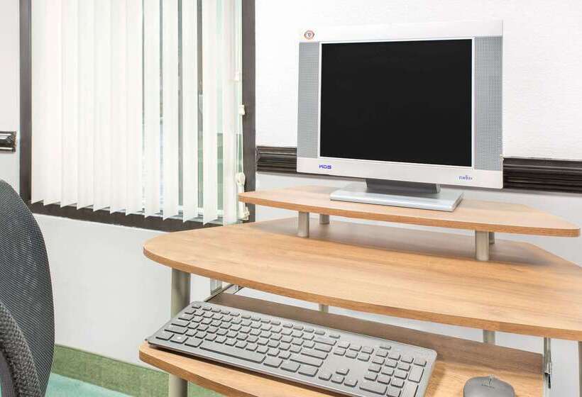 هتل Super 8 By Wyndham Mobile