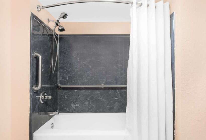 هتل Super 8 By Wyndham Mobile