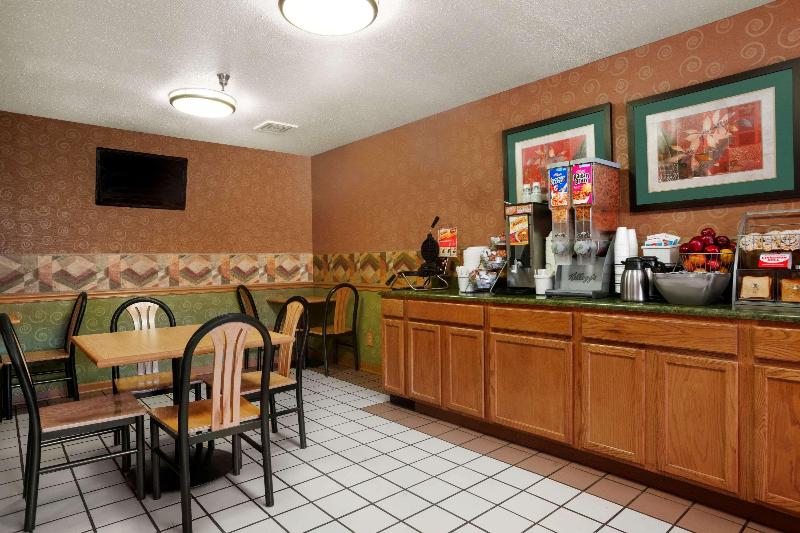 هتل Super 8 By Wyndham Peoria East
