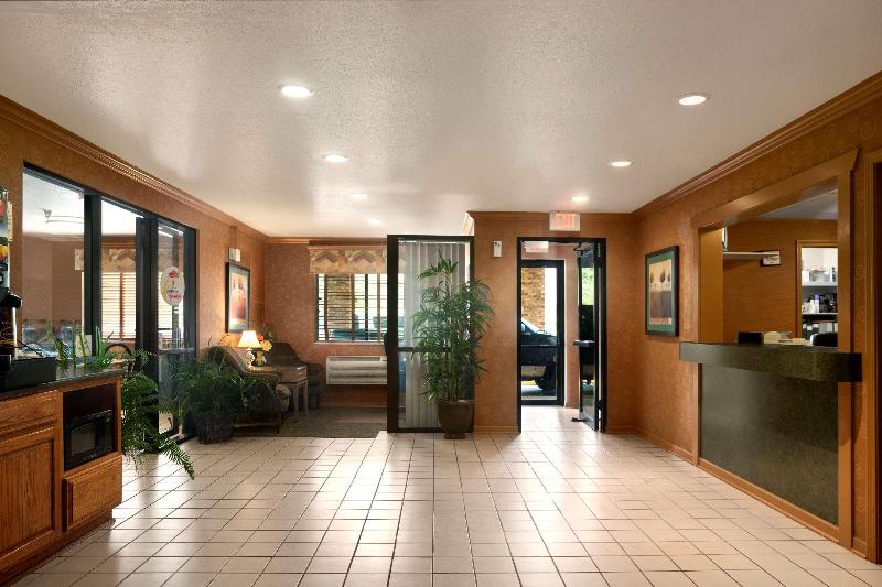 هتل Super 8 By Wyndham Peoria East