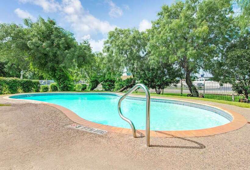 هتل Super 8 By Wyndham San Antonio/fiesta