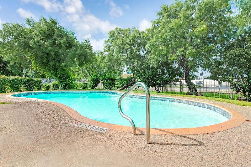هتل Super 8 By Wyndham San Antonio/fiesta