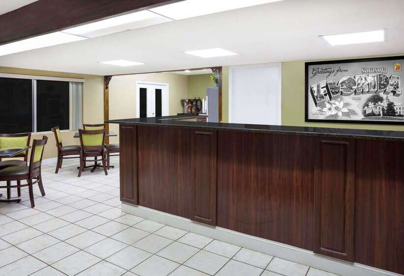 فندق Super 8 By Wyndham Sarasota Near Siesta Key
