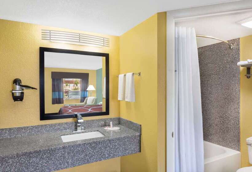 فندق Super 8 By Wyndham Sarasota Near Siesta Key
