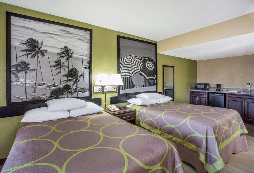 هتل Super 8 By Wyndham Sarasota Near Siesta Key