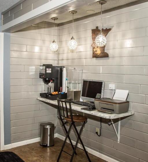 מוטל Americas Best Value Inn & Suites Detroit Lakes