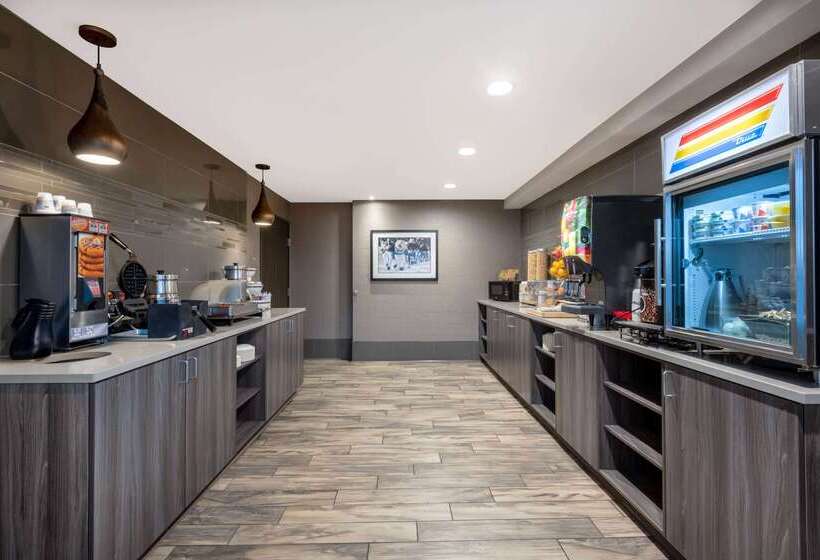 מוטל La Quinta By Wyndham Anchorage Airport