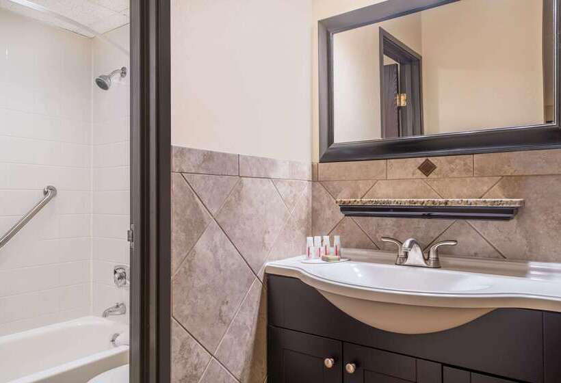 מוטל Ramada By Wyndham Minneapolis Golden Valley