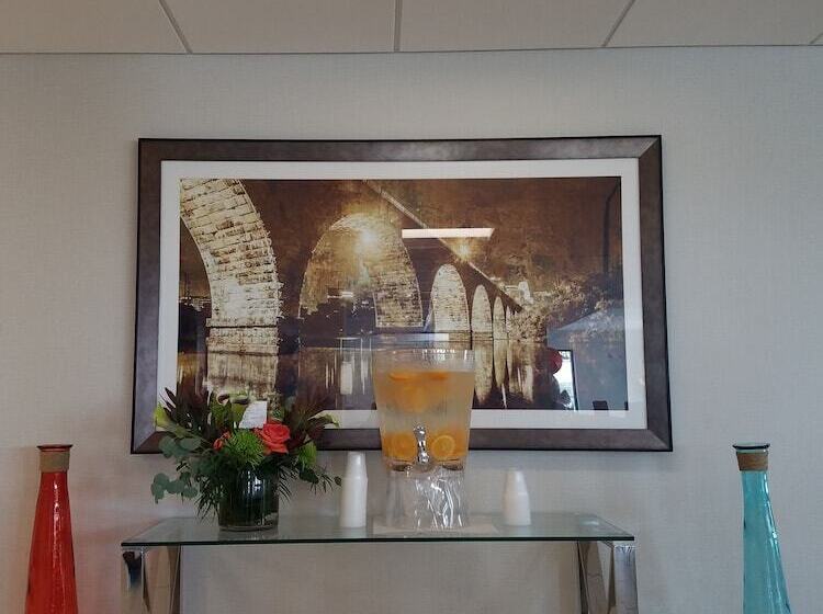 מוטל Ramada By Wyndham Minneapolis Golden Valley