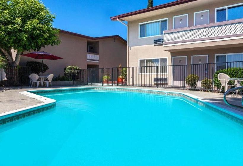 모텔 Super 8 By Wyndham Canoga Park