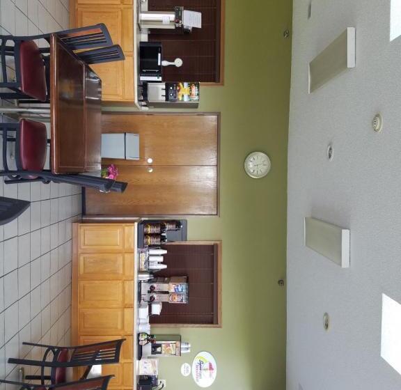 汽车旅馆  Super 8 By Wyndham Dekalb Il