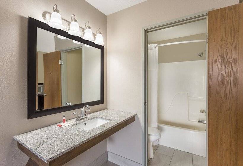 فندق على الطريق Super 8 By Wyndham Hebron Lowell Area