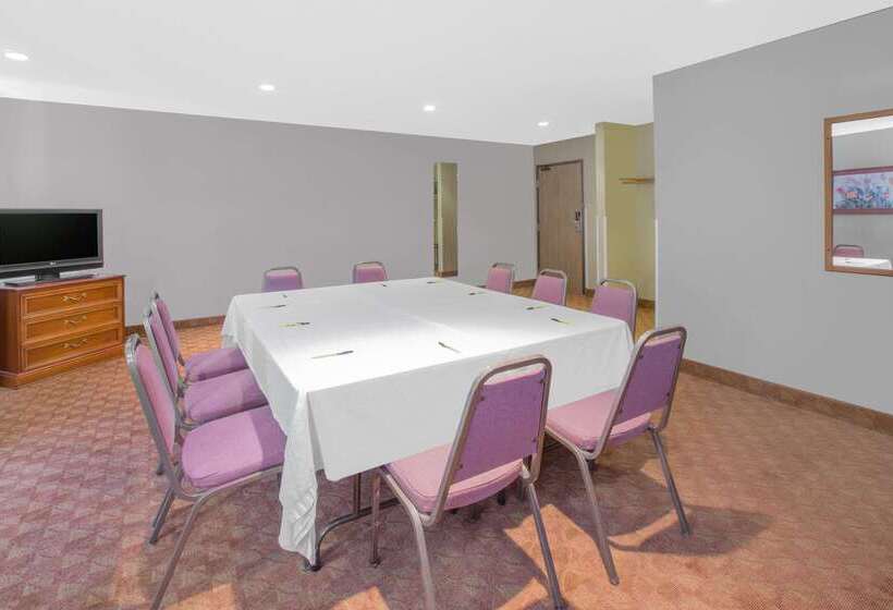 فندق على الطريق Super 8 By Wyndham Howe