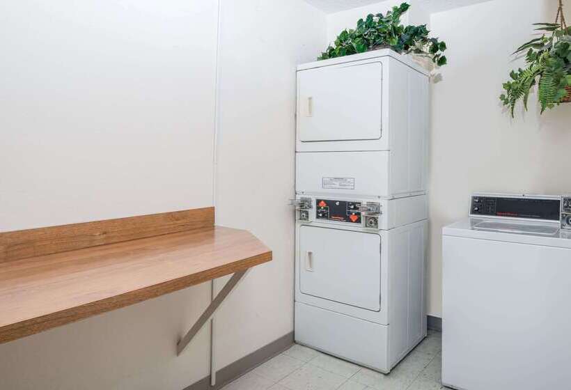 مُتل Super 8 By Wyndham Lincoln West