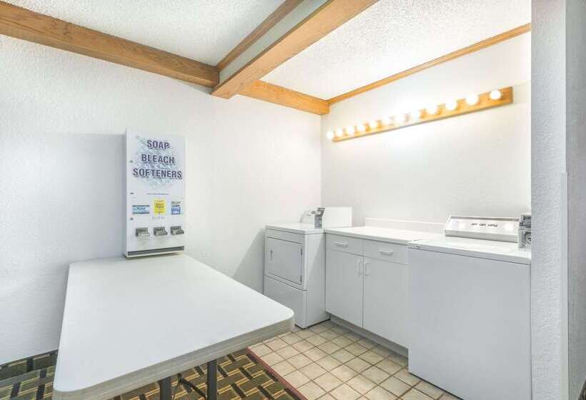 모텔 Super 8 By Wyndham Twinsburg/cleveland Area