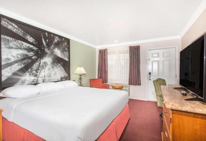 모텔 Upper Lake Inn & Suites