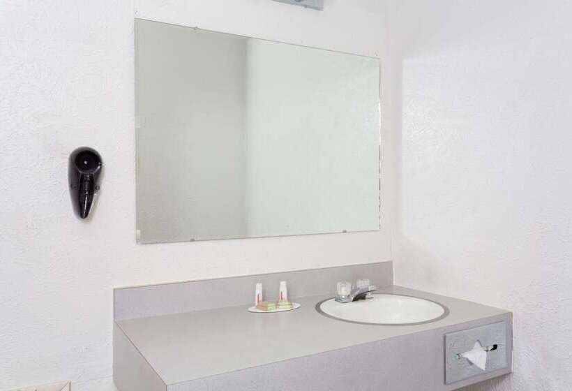 فندق على الطريق Super 8 By Wyndham Wells