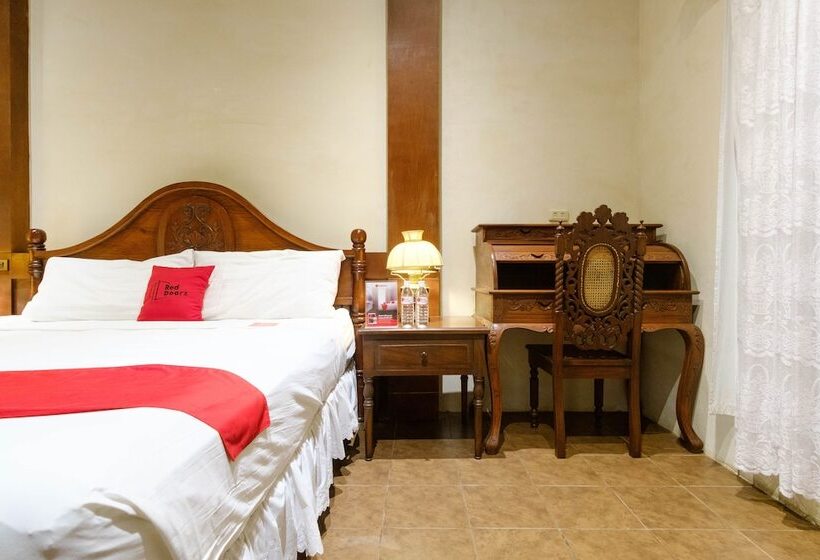 Отель Reddoorz Plus @ Calle Crisologo Vigan