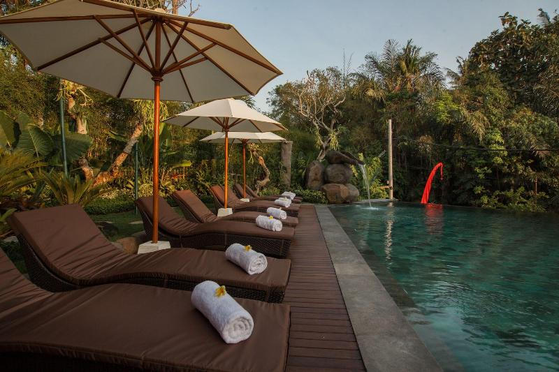 هتل The Mudru Resort By Pramana Villas