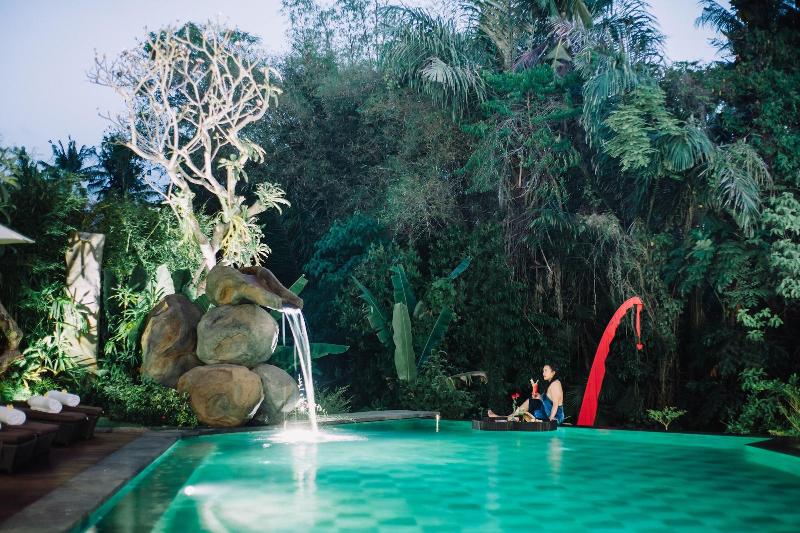 هتل The Mudru Resort By Pramana Villas