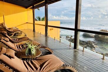 هتل Thambilli Beach Front Villa