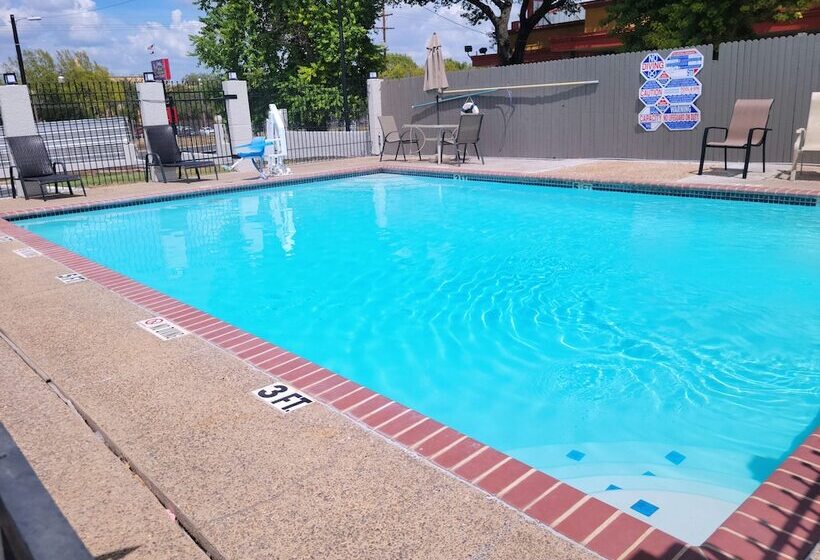 هتل Econo Lodge Inn & Suites Near Lackland Afb