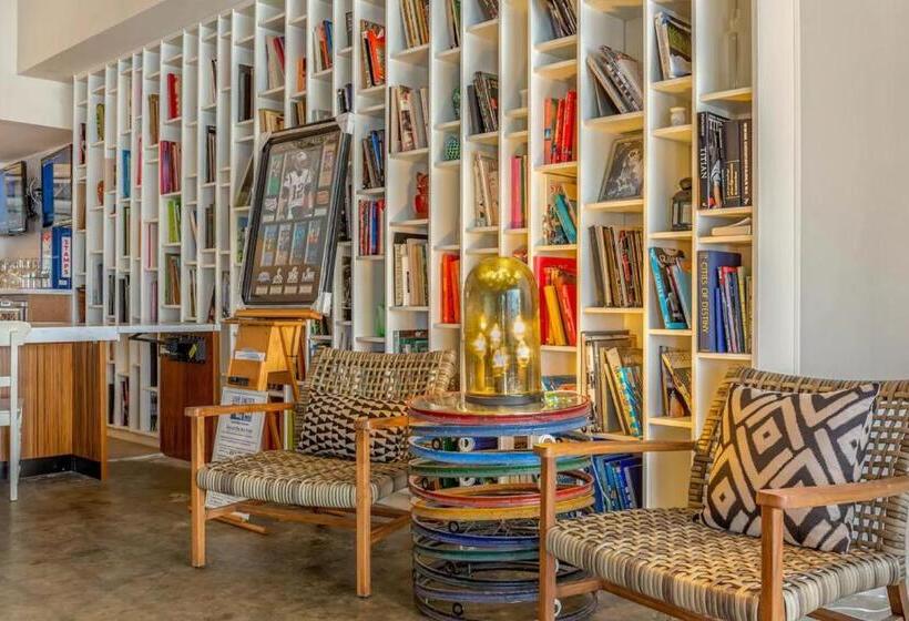 فندق Postcard Inn On The Beach