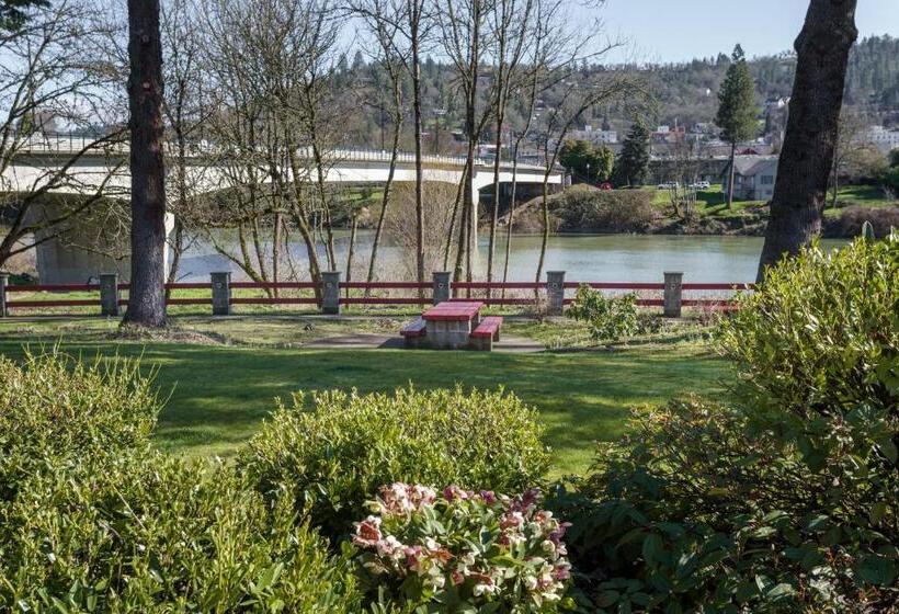 فندق Riverfront Inn Roseburg