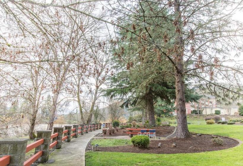 فندق Riverfront Inn Roseburg
