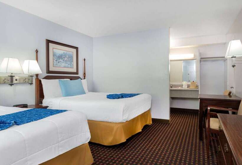 ホテル Travelodge By Wyndham Cape Cod Area