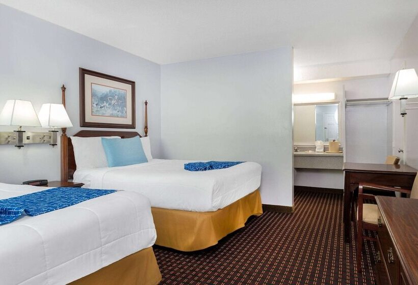 ホテル Travelodge By Wyndham Cape Cod Area