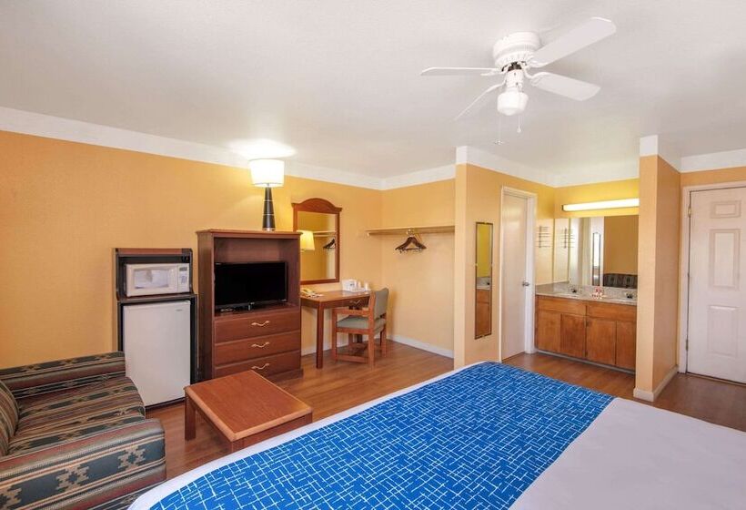 هتل Travelodge By Wyndham Kingman