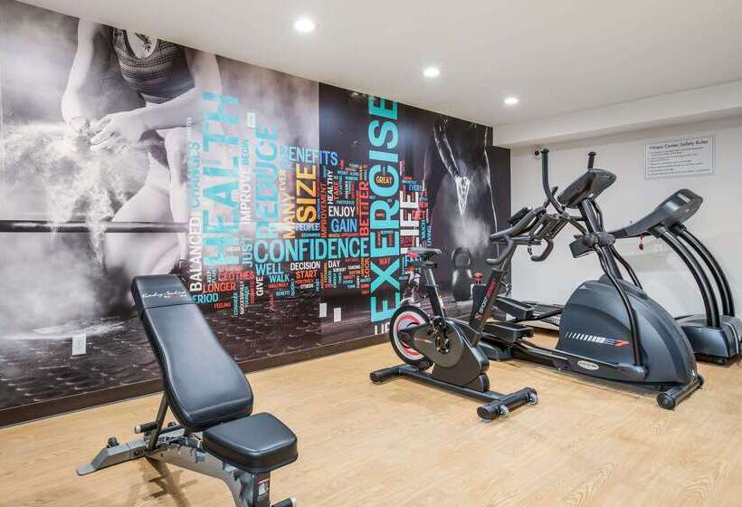 فندق على الطريق Clarion Pointe East Lansing University Area