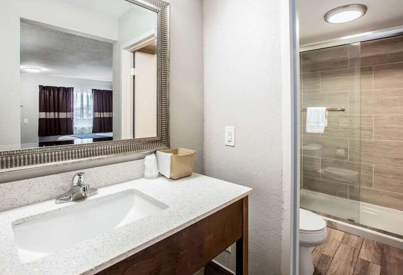 فندق على الطريق Clarion Pointe East Lansing University Area