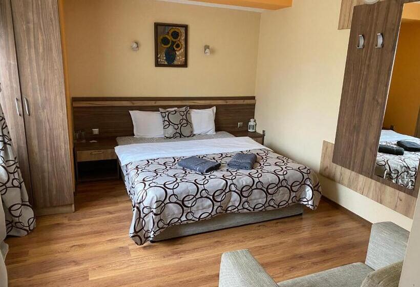 פנסיון Kot Garden Guest House