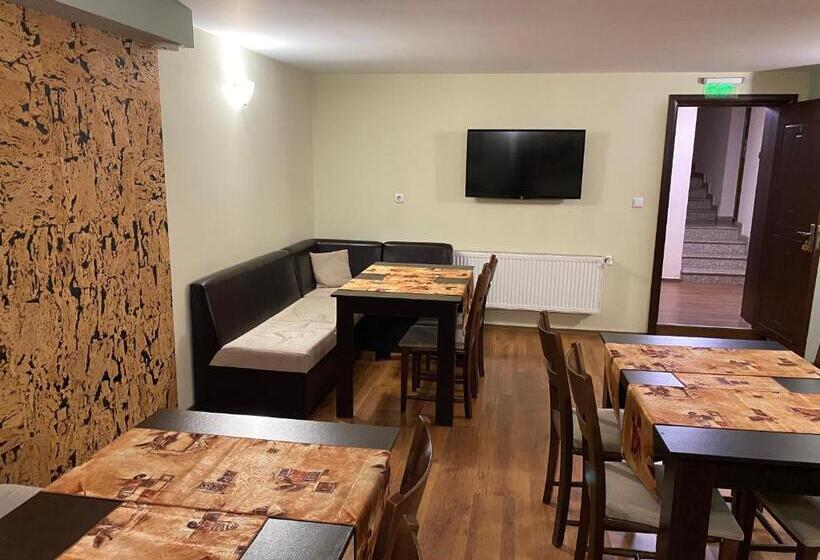 פנסיון Kot Garden Guest House