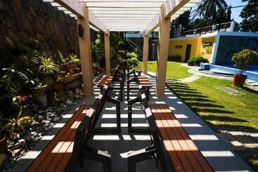 هتل Anilao Awari Bay Resort