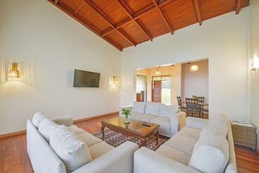 هتل Gorilla Heights Lodge
