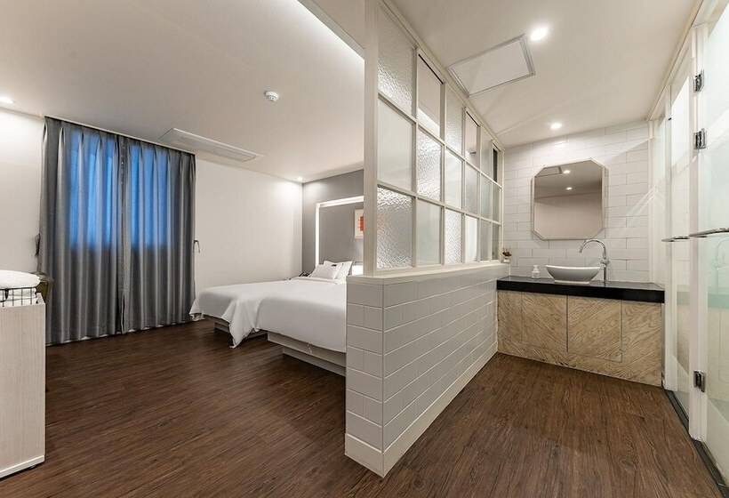 Отель Jinju Brown Dot Jinjuseong Branch