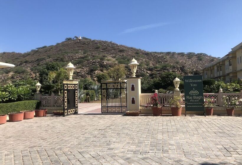 منتجع Raj Bagh Palace