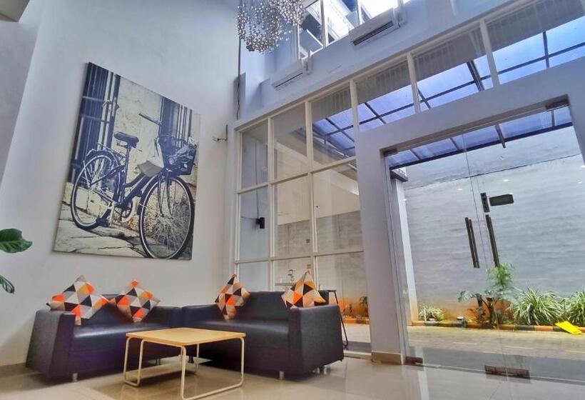 酒店 Dela Charis Tuban