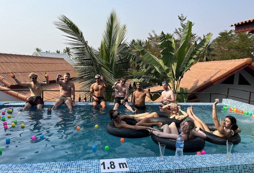 هاستل Mad Monkey Luang Prabang