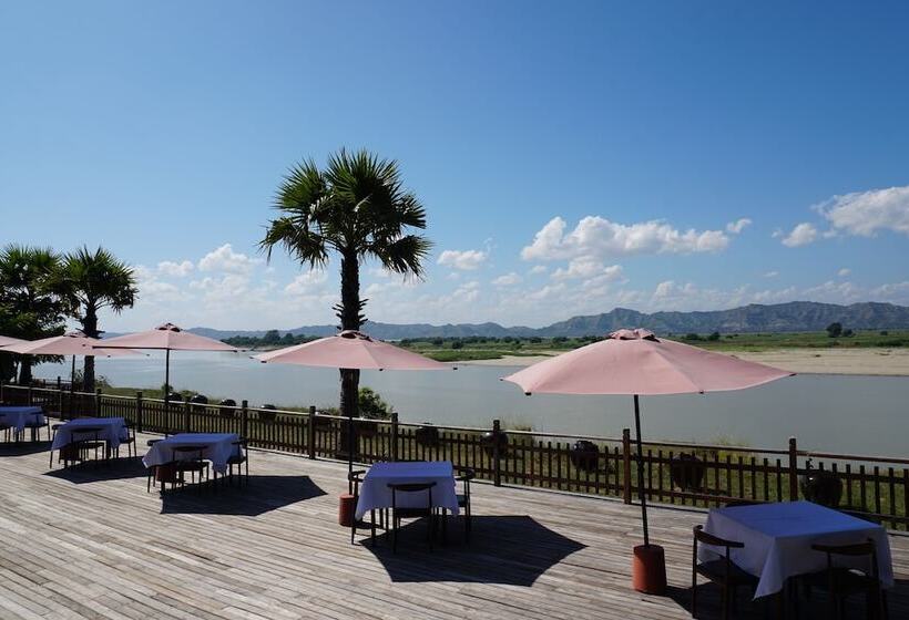 هتل Bagan Village Resort