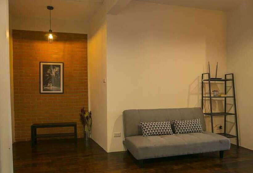 هتل Chedi View Hostel & Rooftop Bar