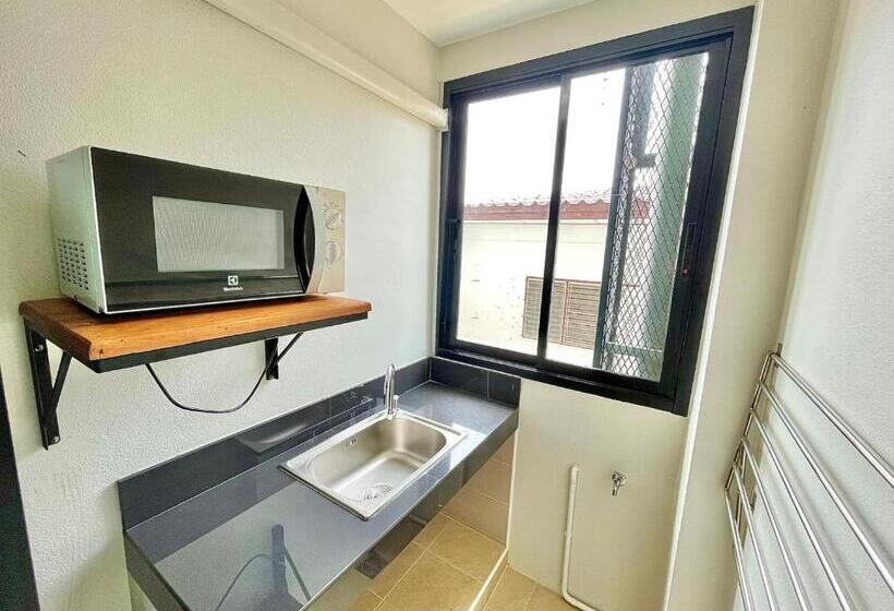 The Gun Hotel Premium
