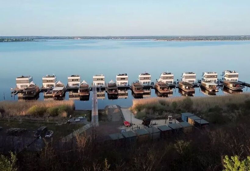 هتل Hausboot Elandi